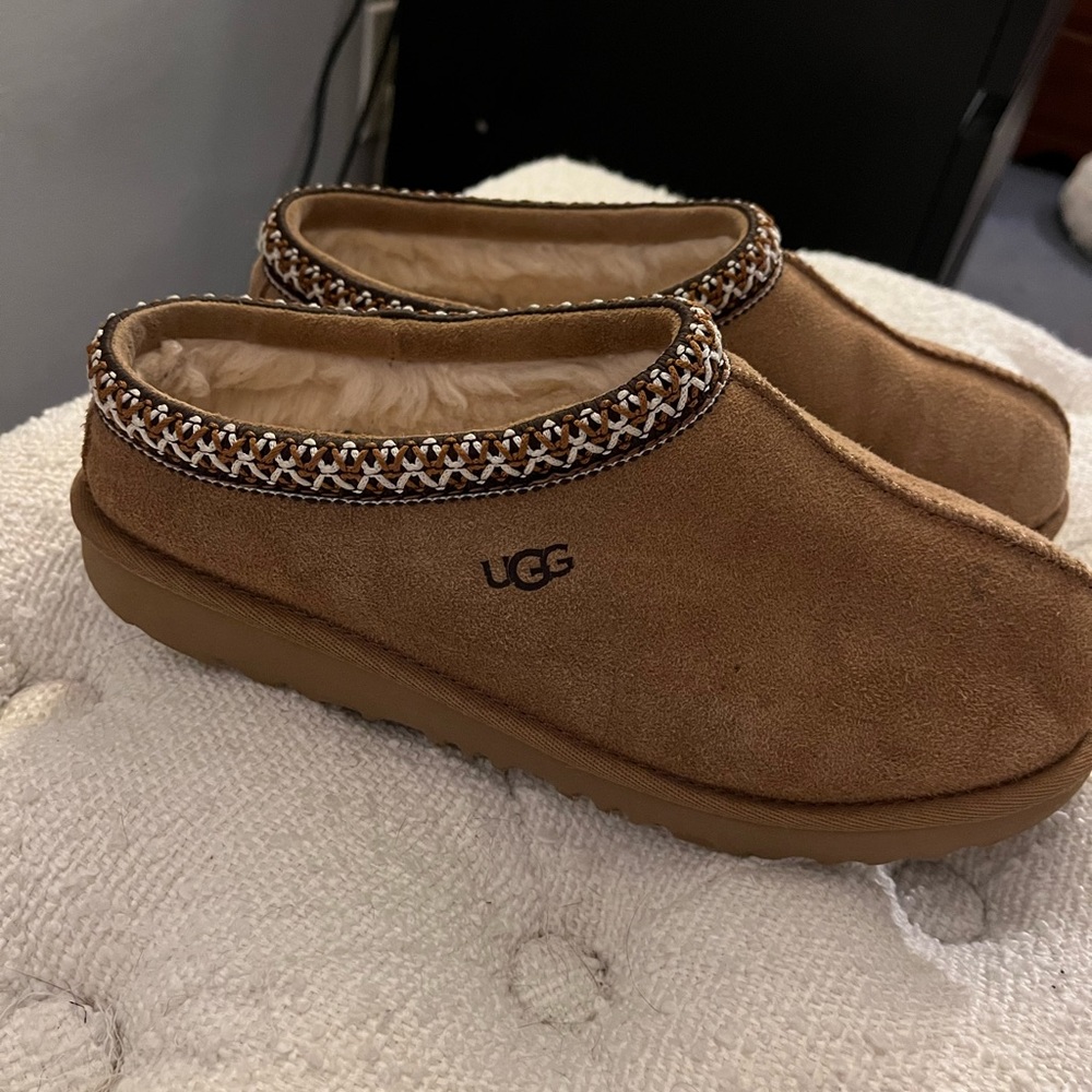 Ugg Tasman Womens 8 boys size 6 worn a couple times but in great condition!